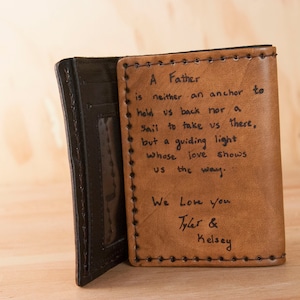 Hombres Personalizado Cuero Trifold Wallet con inscripción secreta en su escritura + Monograma - Tercer Regalo de Aniversario para él en negro antiguo