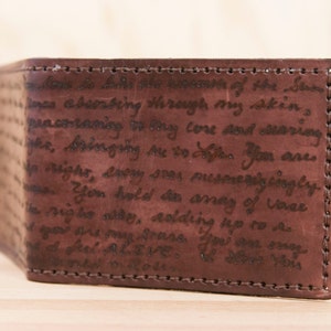 Personalisierte Herren Leder Brieftasche - benutzerdefinierte Bifold Brieftasche in der Rauchmuster - Mahagoni - dritte Jahrestagsgeschenk