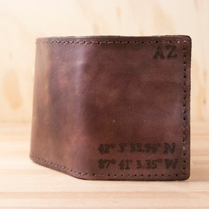 Cartera de coordenadas GPS personalizada - Mens Custom Leather Trifold en el patrón Find Me Here en caoba - Tercer aniversario regalo