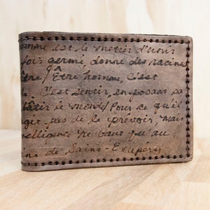 Cartera de hombres grabado - cartera bifold de cuero personalizado con inscripción personalizada - patrón ahumado en negro antiguo - 3er regalo de aniversario