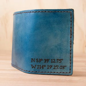 Cartera coordenadas grabada personalizadas - Regalo para él - Cartera de estilo Trifold con longitud de latitud personalizada - cuero azul