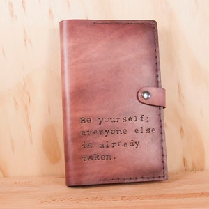 Custom Leather Notebook - Moleskine Journal Cover - Typeet Patroon in Antieke Mahonie - Gepersonaliseerde Inscriptie - Third Anniversary Gift