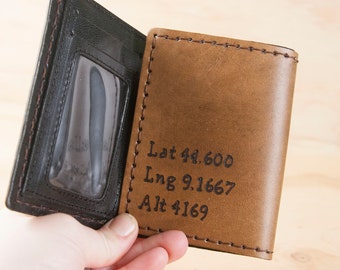 Hombres Personalizado Cuero Trifold Wallet con Inscripción Secreta Coordenadas GPS y Monograma - Regalo de Tercer Aniversario para él en marrón antiguo