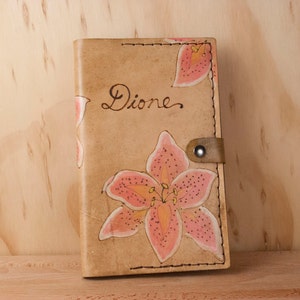 Gepersonaliseerde Lederen Journal - Aangepaste inschrijving Moleskine Notebook Cover met lelies in roze en antiek bruin - Third Anniversary Gift