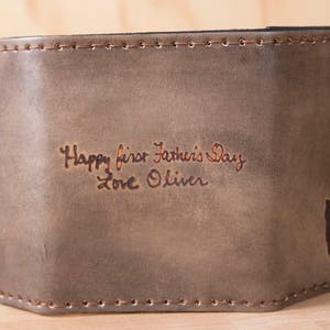 Monedero de cuero personalizado para hombre - cartera triple personalizada con huella e inscripción real - negro antiguo - regalo del día del padre - nuevo padre