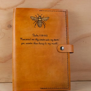 Benutzerdefinierte gravierte Bibel-Abdeckung - Leder mit Bienen und personalisierte Inschrift - antike Tan und Gold - dritte Jahrestagsgeschenk für ihn oder sie