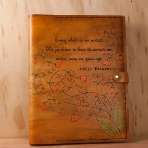Benutzerdefinierte gravierte Bibel-Abdeckung - Leder mit Blumen und personalisierte Inschrift - antike Tan - dritte Jahrestagsgeschenk für ihn oder sie