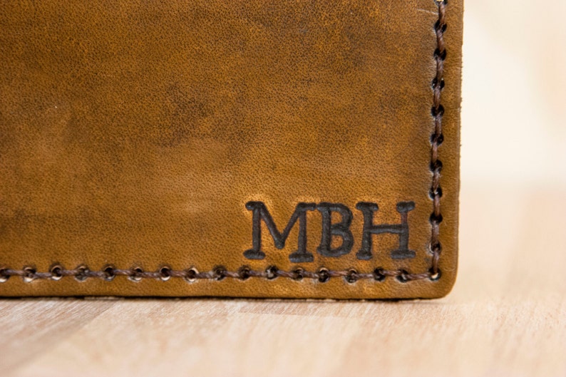 Distressed Leather Wallet with Engraved Monogram Initials Mens Classic Bifold Style in Antique Brown Third Anniversary Gift for Him zdjęcie 3