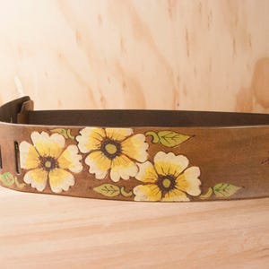 Correa de guitarra - Correa de guitarra de cuero personalizada en el patrón ahumado con flores en marrón antiguo - Para guitarras acústicas o eléctricas
