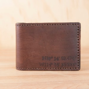 Cartera de cuero para hombre personalizada - Cartera bifold personalizada con coordenadas - Encuéntrame aquí patrón en caoba - Regalo de tercer aniversario