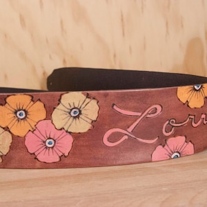 Gepersonaliseerde leren gitaarband met bloemen: Poppy Flower Design