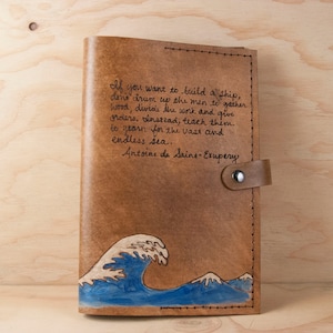 Benutzerdefinierte gravierte Bibel-Abdeckung - Leder mit Wellen und personalisierte Inschrift - antik braun & blau - dritte Jahrestagsgeschenk für ihn oder sie