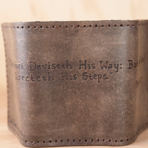 Cartera de cuero personalizada para hombre - Cartera Trifold personalizada en el patrón de tipoconteo con inscripción - Negro antiguo - Regalo del tercer aniversario