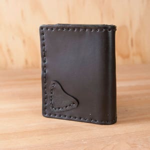 Regalo del guitarrista - Cartera trifold de cuero hecho a mano con monograma grabado y bolsillo de la selección de la guitarra - Monedero de cuero negro de los hombres