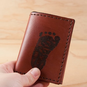 Hombres Custom Leather Trifold Monedero con Huella de Bebé y Monograma - Regalo de Nuevo Papá o Regalo del Día del Primer Padre - Caoba Decorda