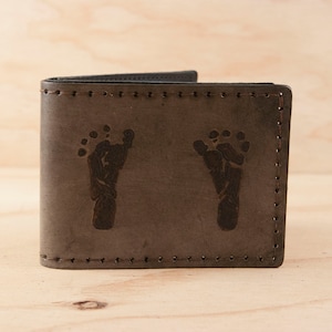 Portefeuille à deux volets en cuir personnalisé : cadeau personnalisé empreinte de pas de bébé
