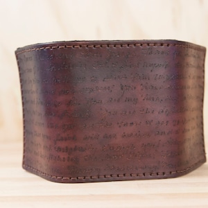 Cartera de hombre personalizada - Billetera de cuero Trifold personalizada en el patrón ahumado con inscripción - Regalo del tercer aniversario
