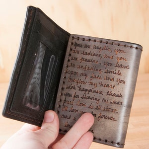 Hombres Custom Leather Trifold Monedero con Inscripción Secreta y Monograma - Regalo del Tercer Aniversario para él en negro antiguo
