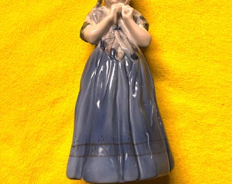 Figura de porcelana Royal Copenhagen n.° 1323 de una niña de Bornholm, década de 1960