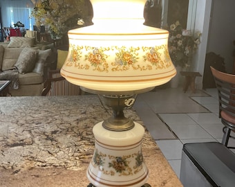 Lámpara eléctrica de estilo victoriano vintage con pantalla de vidrio opalino y motivo floral.