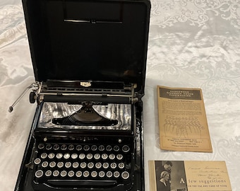 Máquina de escribir Royal Modelo O Vintage, negra brillante, portátil, con estuche y manuales.
