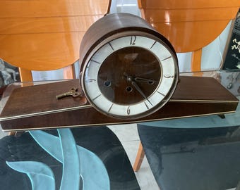 Reloj de sobremesa antiguo Kienzle alemán con llave, sonería Westminster, de cuerda manual, fabricado en Alemania.