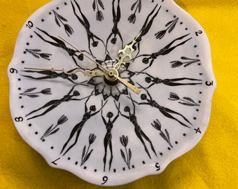 Reloj Art Déco de cerámica vintage hecho a mano en EE. UU., firmado en 1982.
