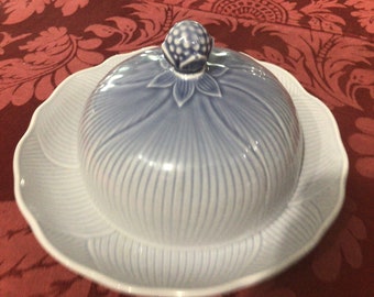 Plato vintage Mikasa con cúpula: diseño de aciano azul claro