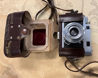 Cámara vintage Iloca IIa 35 mm con telémetro y lente Jlitar, estuche de cuero original