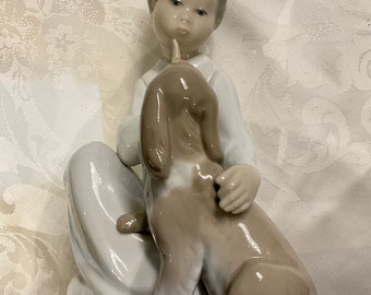 Figura de porcelana brillante Lladro Niño Silenciando al Perro 4522, tamaño mediano auténtico