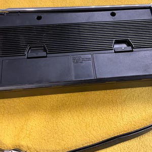 Puede incluir: Radio port&aacute;til negro y plateado con una correa negra. La radio tiene una antena negra y plateada y una rejilla de altavoz negra. La radio tiene una carcasa de pl&aacute;stico negro con un ribete plateado. La radio tiene una correa negra con una hebilla plateada. La radio tiene un panel de control negro y plateado con una perilla plateada. La radio tiene una pantalla negra y plateada con una luz de fondo plateada. La radio tiene un interruptor de encendido negro y plateado. La radio tiene un control de volumen negro y plateado. La radio tiene una perilla de sintonizaci&oacute;n negra y plateada. La radio tiene una toma de auriculares negra y plateada. La radio tiene una toma de entrada auxiliar negra y plateada. La radio tiene un compartimento para bater&iacute;as negro y plateado. La radio tiene una antena negra y plateada.