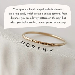 Puede incluir: Un fino anillo de banda de oro con la palabra "WORTHY" estampada a mano en el exterior.