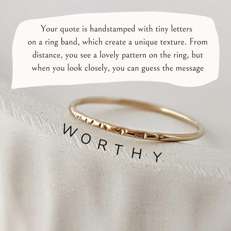 Puede incluir: Un fino anillo de banda de oro con la palabra "WORTHY" estampada a mano en el exterior.