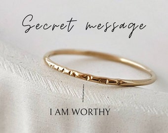 Bague 1 mm message secret I am worthy, bague avec message caché, bague lettre estampillée, bague cadeau fête des mères, cadeau maman