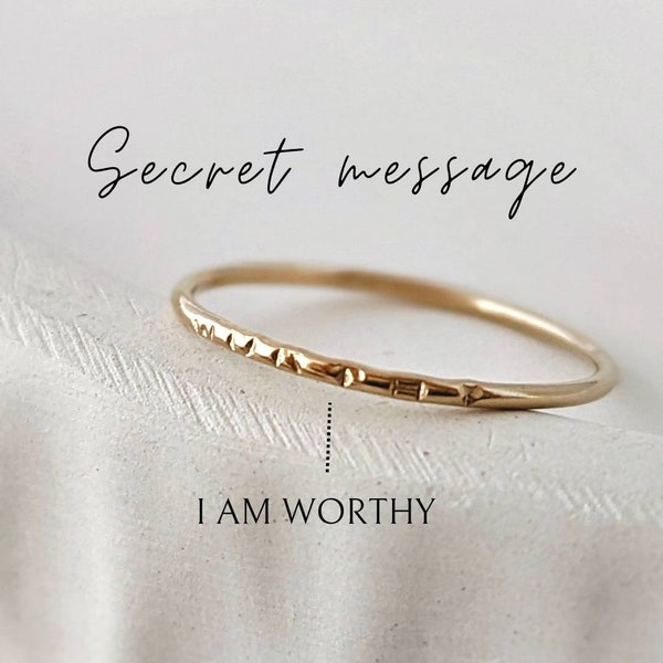 Bague 1 mm message secret I am worthy, bague avec message caché, bague lettre estampillée, bague cadeau St-Valentin, cadeau copine