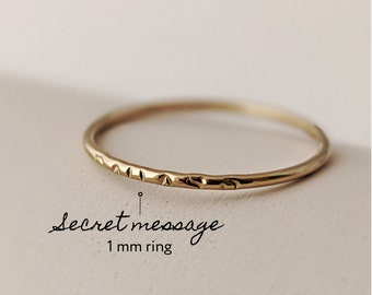 Bague 1 mm à personnaliser avec message secret, Bague avec message caché, bague lettre estampillée, cadeau à personnaliser.