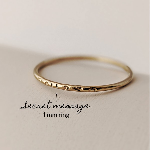 Bague 1 mm à personnaliser avec message secret, Bague avec message caché, bague lettre estampillée, cadeau à personnaliser.