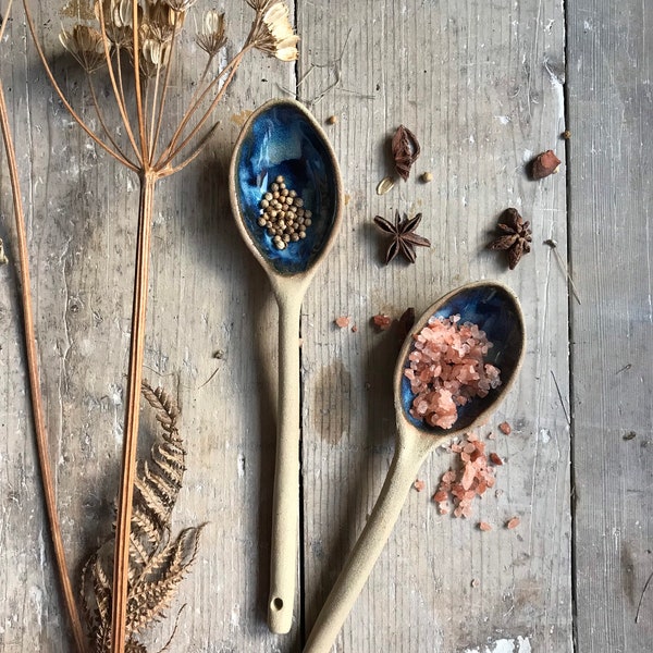 Cuillère en céramique en grès organique faite à la main. Cuillère de service, cuisine, vaisselle, cadeau. Poterie rustique contemporaine
