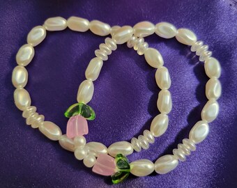 KLASSISCHE weiße stapelbare Stretcharmbänder, Geschenk für Mutter, Abschlussball, bestandener Geburtstag, Großmutter, Tochter, niedliche weiche rosa / grüne Blumen