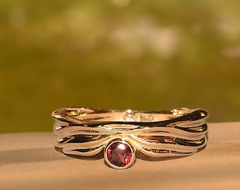 Anillo de compromiso de oro de 14 quilates con espinela roja, regalo para pareja, anillo rojo brillante con textura de tela, anillo de forma inusual.