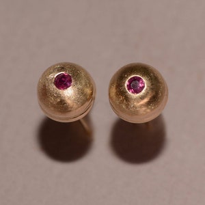 Roter Rubin Ohrstecker aus 14K Gold – Einzigartiges Geschenk für Sie, Donut-inspirierter edler Schmuck