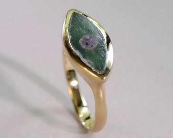 Anillo Ojo de Horus, Anillo Verde y Dorado, Anillo Rubí en Fucsita, Anillo con Símbolo de Protección, Anillo Ojo de Ra