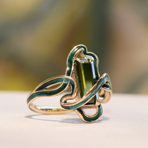 Art Nouveau-geïnspireerde ring met groene toermalijn, statement ring in art nouveau-stijl, kleurrijke unieke ring, groene toermalijn ring, koud email