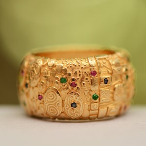 Золотое обруальное кольцо с рубинами, сапфирами и изумрудами, вдохновленное Климтом, кольцо постмодернистского искусства