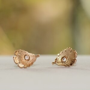 Aretes de hoja de roble en oro de 14 k, regalo perfecto para cumpleaños de otoño, temática otoñal y regreso a clases.