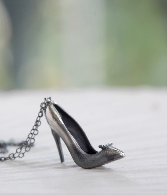 High clearance heel pendant