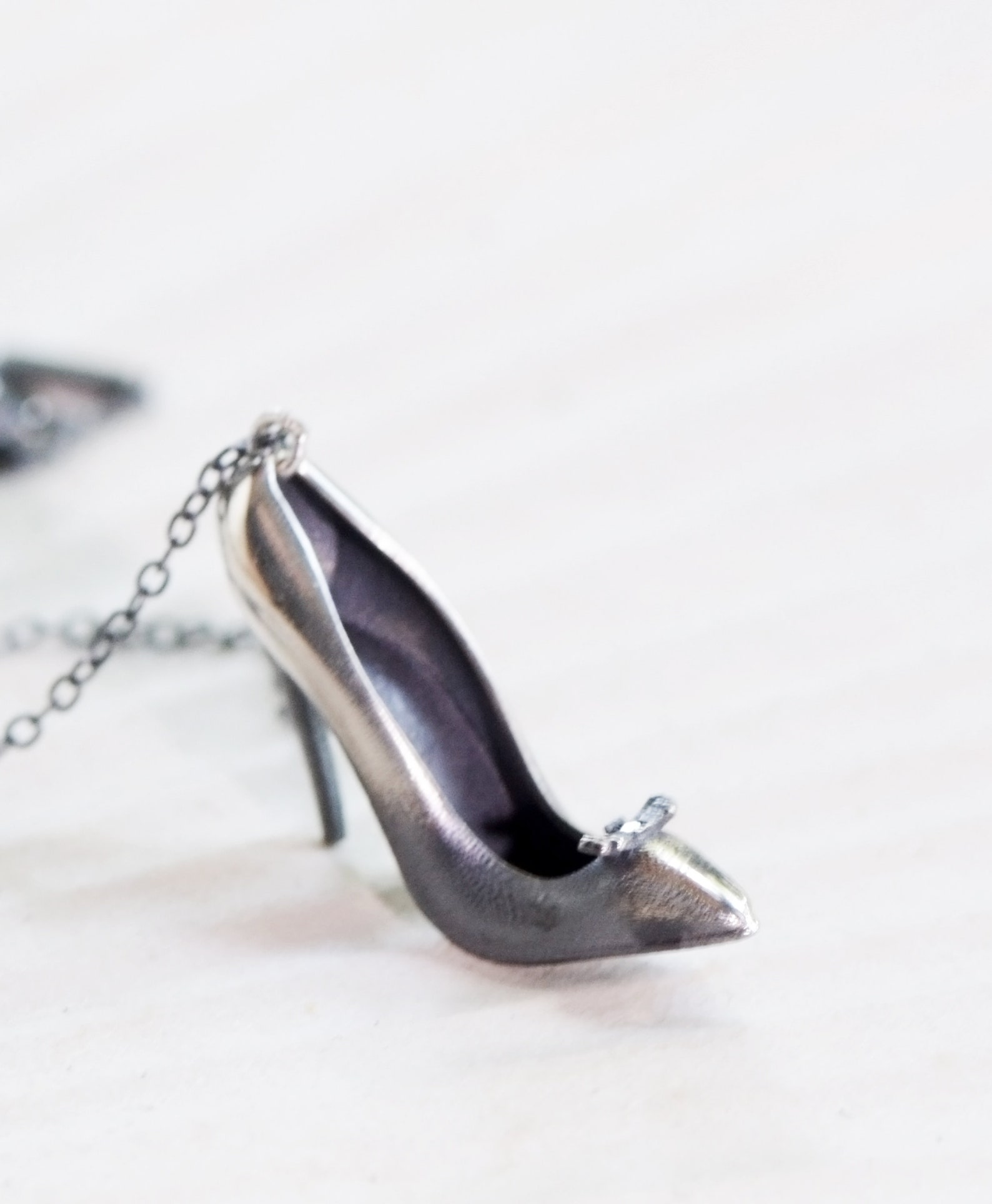 Collier Pendentif Talon Haut En Cristaux Pink - Chaîne Argentée - Neuf Sans Boîte