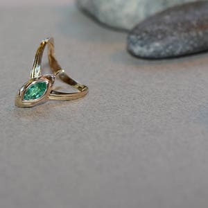 Anillo de compromiso de oro de 14 quilates con esmeralda marquesa "Goldfish" imagen 5