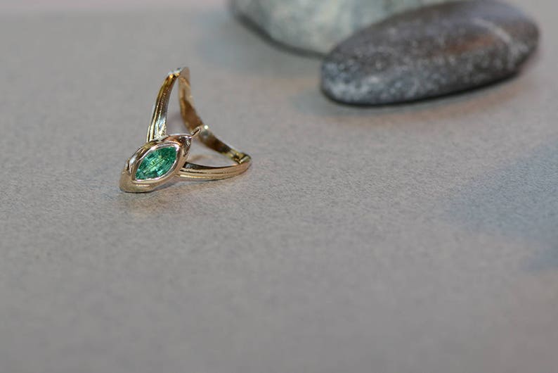 Anillo de compromiso de oro de 14 quilates con esmeralda marquesa "Goldfish" imagen 5