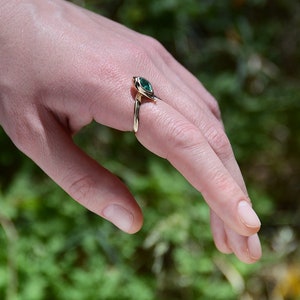 Anillo de compromiso de oro de 14 quilates con esmeralda marquesa "Goldfish" imagen 6